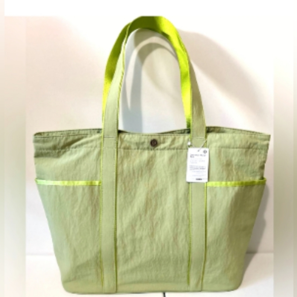 Lululemon Athletica Green Tote. NWT 20L Capacity